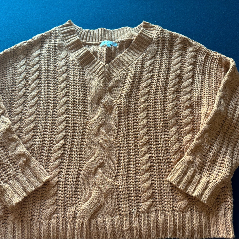 This seasons hottest color in a cable v-neck sweater!🔥Not 2thick/thin! Zoom in